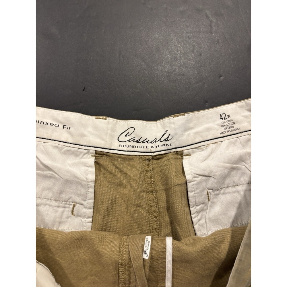 Roundtree And Yorke Casuals - Men's Khaki Shorts - Size 42W - Picture 3 of 11